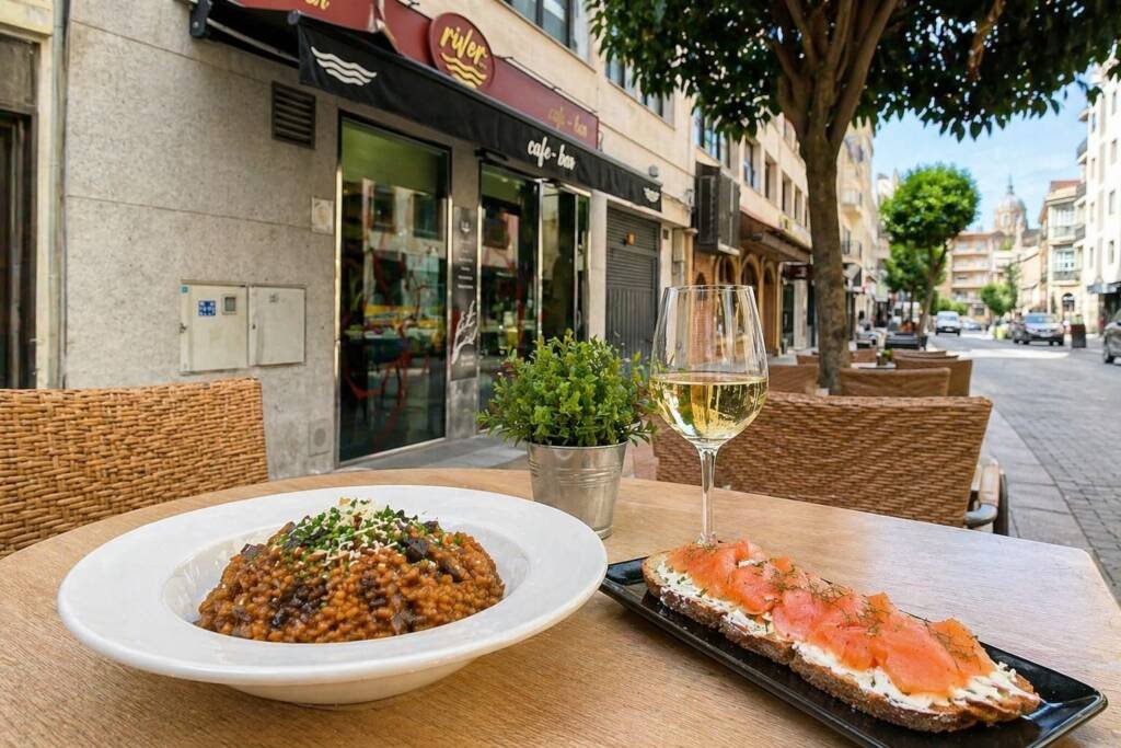 Terraza de bar de tapas en Salamanca centro con platos servidos y ambiente acogedor en River 1973