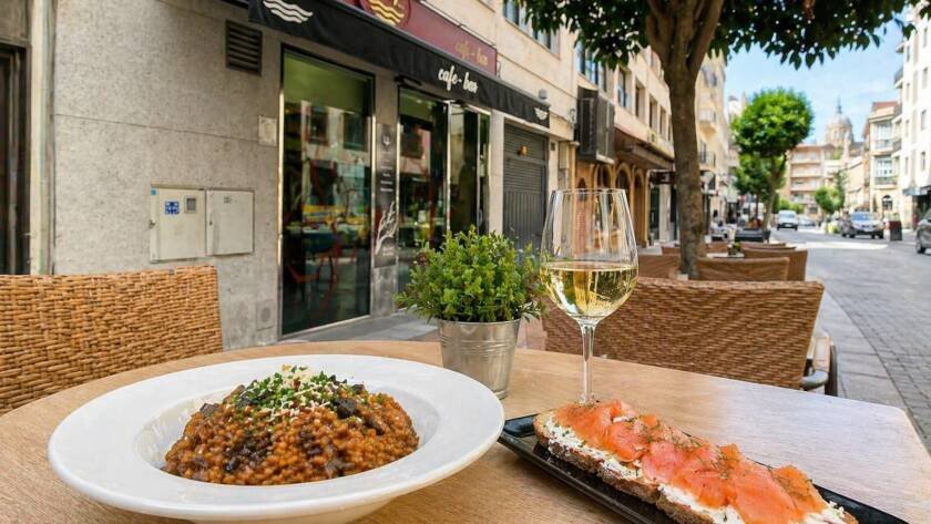 Terraza de bar de tapas en Salamanca centro con platos servidos y ambiente acogedor en River 1973