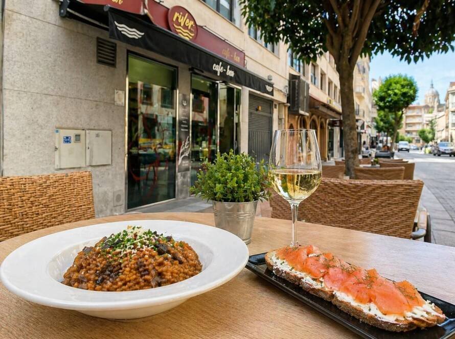 Terraza de bar de tapas en Salamanca centro con platos servidos y ambiente acogedor en River 1973