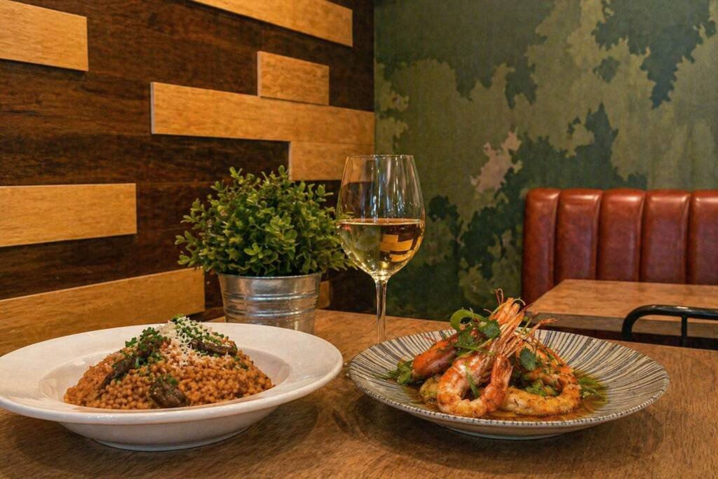 Platos de tapas en mesa de interior en bar de Salamanca con ambiente moderno y acogedor