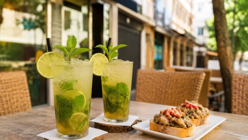 Dos mojitos de autor con lima y hierbabuena en la terraza de River 1973 en Salamanca