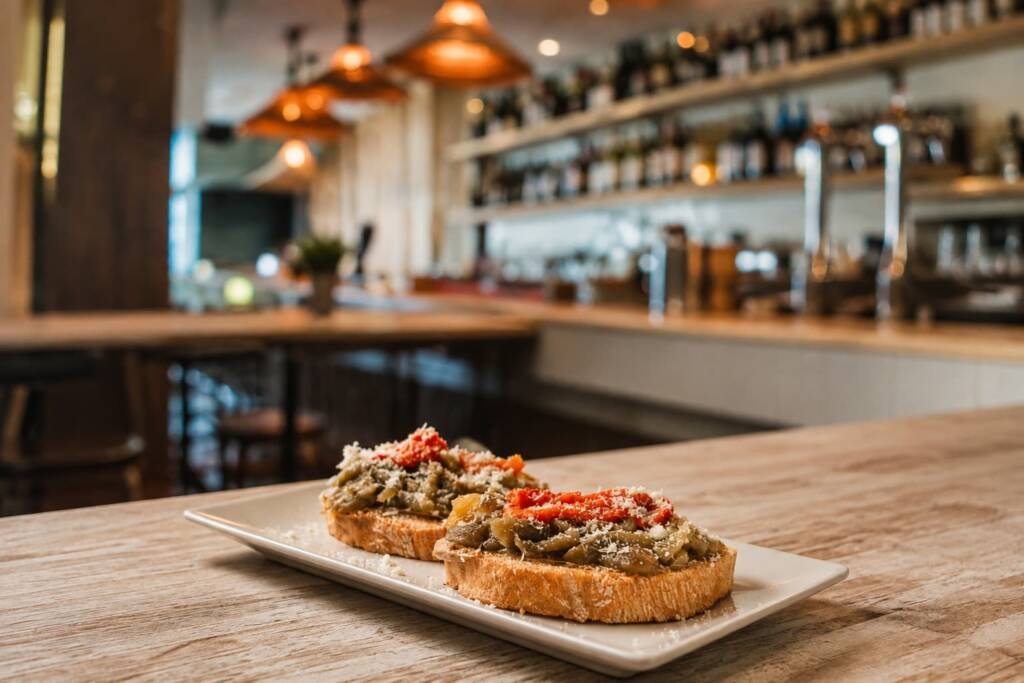 Tostas de berenjena servidas en el interior del River 1973, un café bar situado en el centro de Salamanca