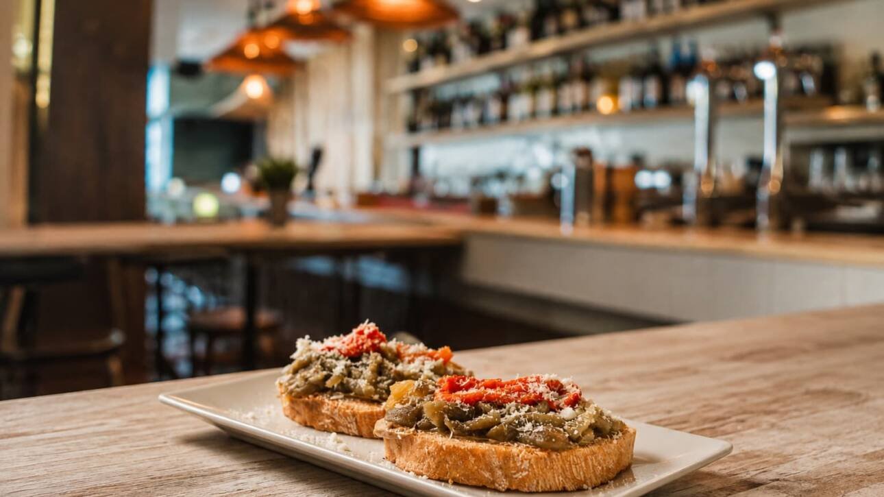 Tostas de berenjena servidas en el interior del River 1973, un café bar situado en el centro de Salamanca
