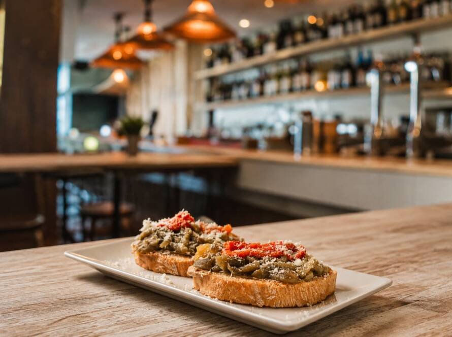 Tostas de berenjena servidas en el interior del River 1973, un café bar situado en el centro de Salamanca